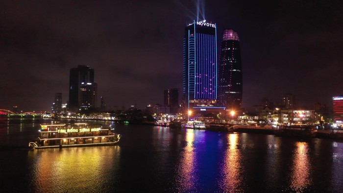 Khách sạn Novotel Danang Premier Han River thắp đèn xanh lơ vì người tự kỷ.