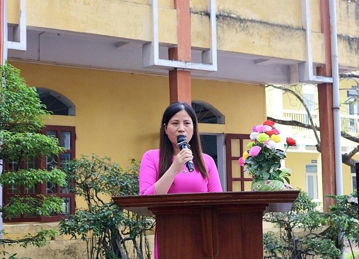 Cô giáo Lê Thị Thụy - Hiệu trưởng Trường Trung học cơ sở Đồng Lạc phát biểu.