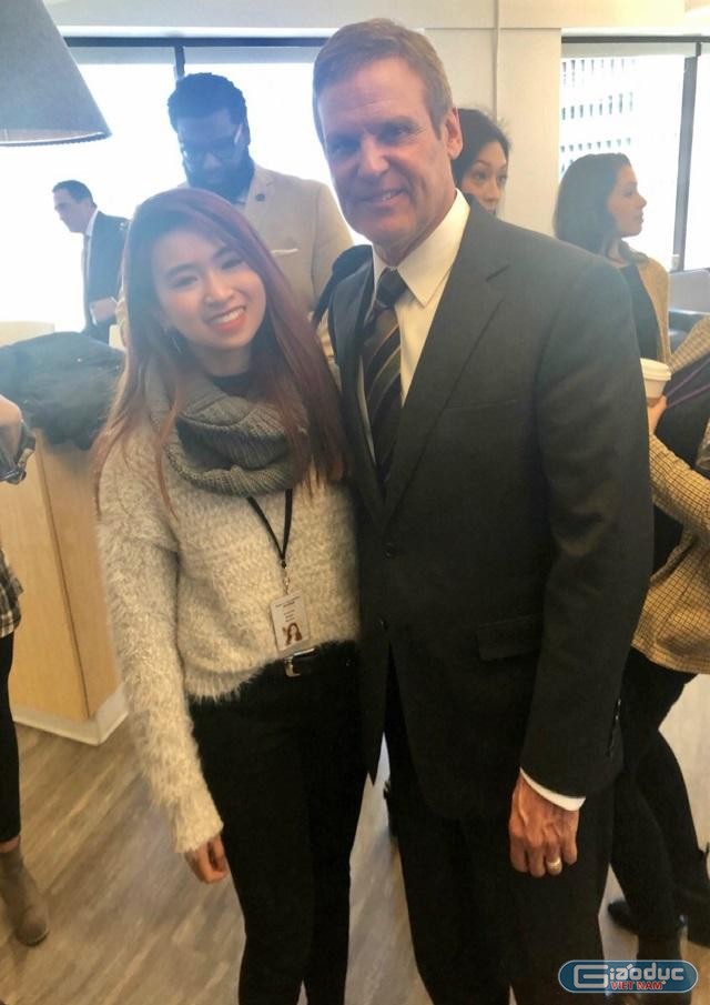 Nhật Minh cùng Thống đốc bang Tennessee, Mỹ - Bill Lee trong lễ khai mạc trụ sở mới của công ty SmileDirect tại Nashville, Tennessee vào tháng 3/2019. (Ảnh: Nhân vật cung cấp)