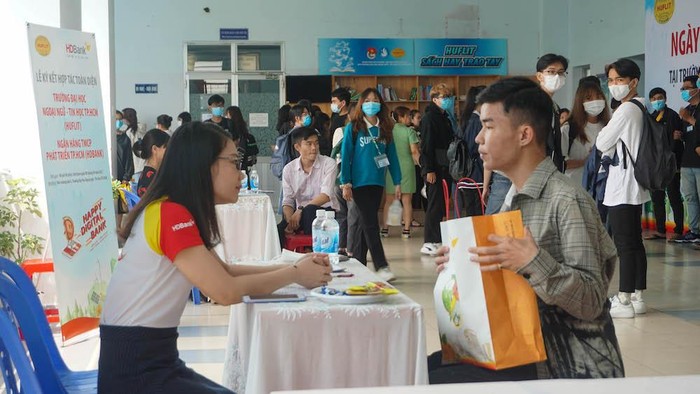 Tại Lễ ký kết, bà Nguyễn Đoàn Duy Ái- Phó Tổng Giám đốc HDBank, đại diện Ban Lãnh đạo HDBank đã trao tặng 30 triệu đồng vào Quỹ học bổng của nhà trường.