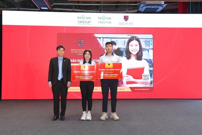 Tiến sĩ Bùi Phi Hùng – Tổng Giám đốc Nova Education Group trao tặng học bổng đến hai học sinh đạt điều kiện tại chương trình.