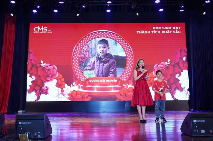 Dương Hải Nguyên, học sinh giành Huy chương Vàng Seamo 2020 Kì thi Olympic Toán Tiếng cùng nhiều khác thành tích trong những cuộc thi trong và ngoài nước giao lưu tại lễ vinh danh.