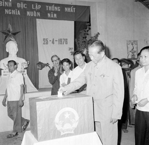 Sáng 25/4/1976, đồng chí Lê Duẩn, Bí thư thứ nhất Ban Chấp hành Trung ương Đảng đến bỏ phiếu tại hòm phiếu số 30, khu vực 1, khu phố Ba Đình (Hà Nội). (Ảnh: Văn Bảo/TTXVN)