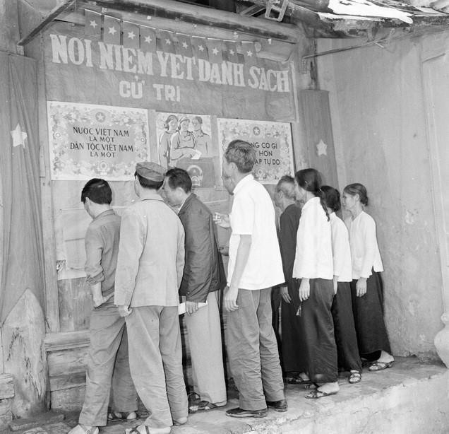 Nhân dân khối 35, khu phố 2, khu phố đông dân nhất thành phố Nam Định (Hà Nam Ninh) kiểm tra tên mình trong bảng danh sách cử tri. (Ảnh: Trần Phác/TTXVN)