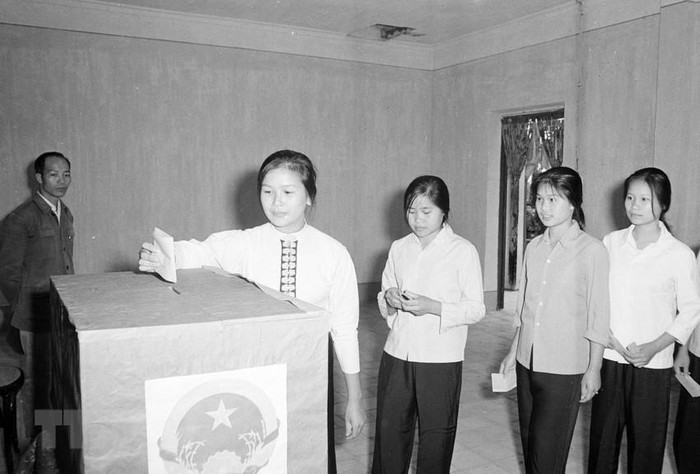 Sinh viên trường Đại học Nông nghiệp 3 (Bắc Thái) bầu cử đại biểu Quốc hội khóa VI (25/4/1976). (Ảnh: Vũ Hanh/TTXVN)