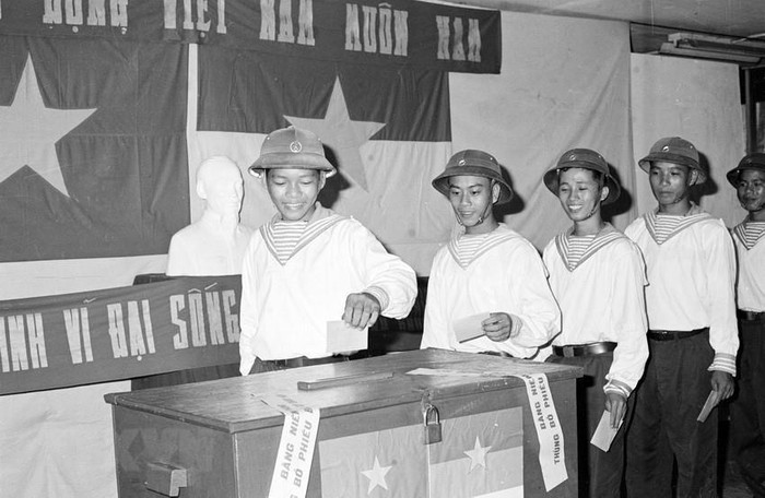 Cán bộ, chiến sỹ hải quân Hạm đội 147 tham gia bầu cử Quốc hội thống nhất, ngày 25/4/1976 tại hòm phiếu 512, khu vực 4 Thành phố Sài Gòn (từ 2/7/1976 được đổi tên là Thành phố Hồ Chí Minh). (Ảnh: Ngọc Đản/TTXVN)