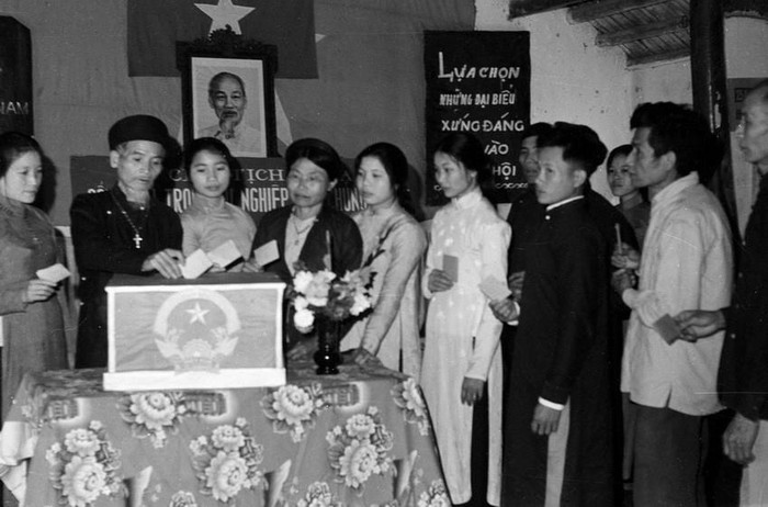 Giáo dân xã đạo Phát Diệm (Kim Sơn, Hà Nam Ninh) đi bỏ phiếu bầu Quốc hội khóa VI (25/4/1976). (Ảnh: TTXVN)