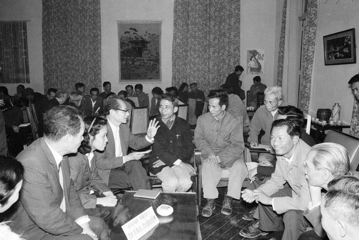 Các vị ứng cử đại biểu Quốc hội tại Hà Nội bàn chương trình tiếp xúc với cử tri. (Ảnh: TTXVN)
