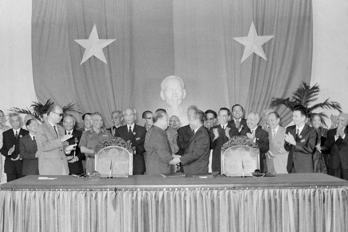 Đồng chí Trường Chinh, Trưởng đoàn đại biểu miền Bắc và đồng chí Phạm Hùng, Trưởng đoàn đại biểu miền Nam ký văn kiện chính thức sau Hội nghị Hiệp thương chính trị thống nhất Tổ quốc, ngày 21/11/1975. (Ảnh: TTXVN)
