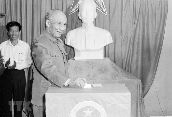 Sáng 25/4/1976, Phó Chủ tịch Nguyễn Lương Bằng bỏ phiếu tại khu vực bỏ phiếu số 1, Khu phố Hai Bà Trưng, khu vực bầu cử số 3 (Hà Nội). (Ảnh: Xuân Lâm/TTXVN)