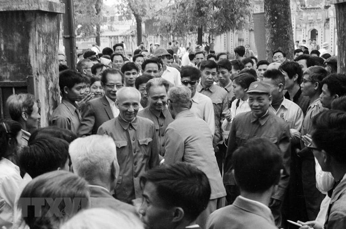 Sáng 25/4/1976, Phó Chủ tịch nước Nguyễn Lương Bằng nói chuyện thân mật với cử tri sau khi bỏ phiếu tại khu vực bỏ phiếu số 1, khu phố Hai Bà Trưng, khu vực bầu cử số 3 (Hà Nội). (Ảnh: Xuân Lâm/TTXVN)