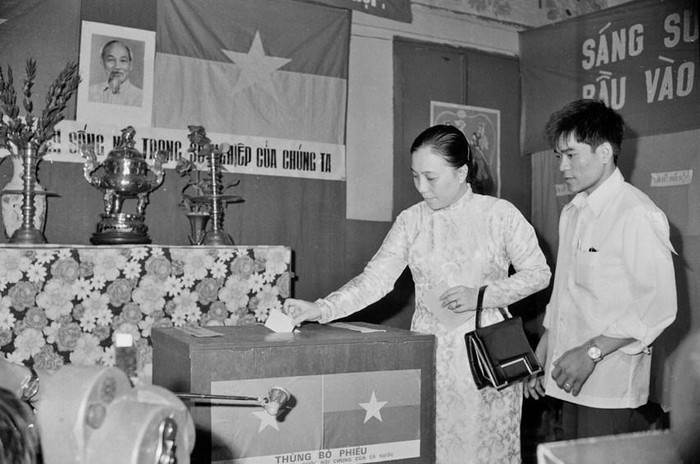 Bà Nguyễn Thị Bình, Bộ trưởng Ngoại giao Chính phủ cách mạng lâm thời Cộng hòa miền Nam Việt Nam bỏ phiếu tại hòm phiếu 176 phường Bình Tây, quận 6, Thành phố Sài Gòn (từ 2/7/1976 được đổi tên là Thành phố Hồ Chí Minh). (Ảnh: Huy Hoàng/TTXVN)