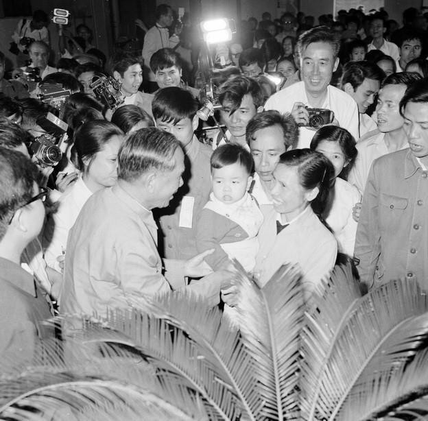 Sáng 25/4/1976, đồng chí Lê Duẩn, Bí thư thứ nhất Ban Chấp hành Trung ương Đảng đến bỏ phiếu tại hòm phiếu số 30, khu vực 1, Khu phố Ba Đình (Hà Nội) và nói chuyện thân mật với cử tri. (Ảnh: Văn Bảo/TTXVN)