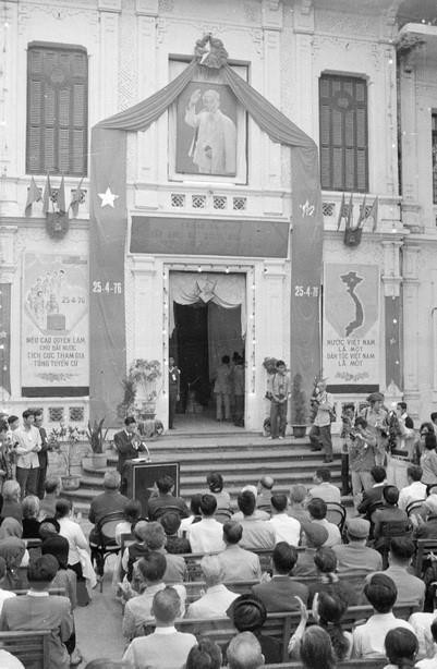 Đúng 7 giờ ngày 25/4/1976, cử tri đã có mặt đông đảo ở phòng bỏ phiếu số 36, Khu phố Hoàn Kiếm, Hà Nội. (Ảnh: Ngọc Khanh/TTXVN)