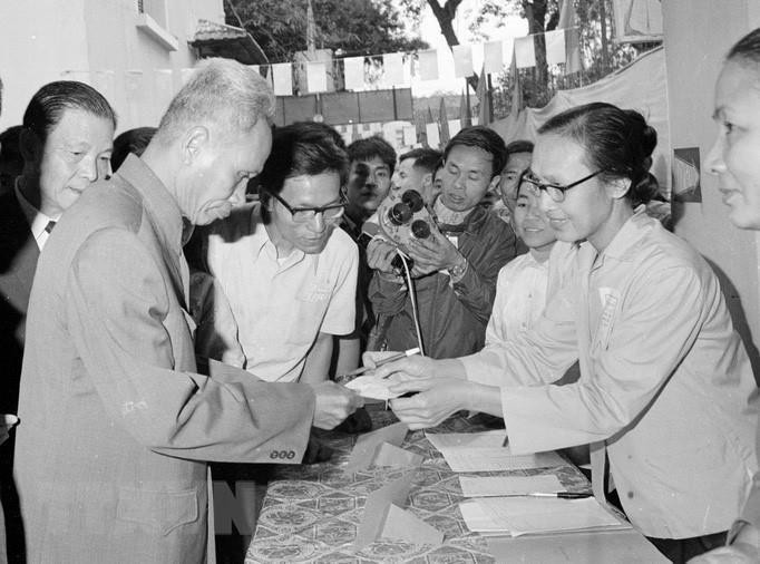 7h15 ngày 26/4/1976, Thủ tướng Phạm Văn Đồng đến bỏ phiếu tại khu vực bỏ phiếu số 13, tiểu khu Phan Đình Phùng, Khu Ba Đình, Hà Nội. (Ảnh: Kim Hùng/TTXVN)