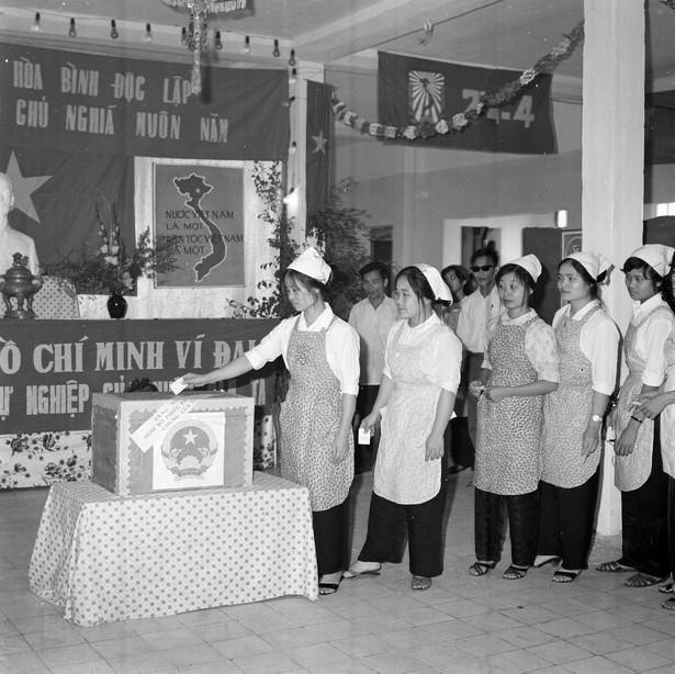 Công nhân Nhà máy dệt 8/3 đi bỏ phiếu tại điểm bỏ phiếu số 41, khu vực 3 ở Hà Nội. (Ảnh: TTXVN)