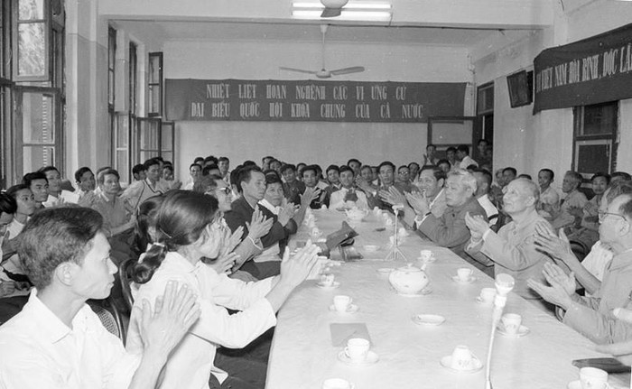 Chiều 16/4/1976, Phó Chủ tịch Nguyễn Lương Bằng cùng các ứng cử viên đại biểu Quốc hội gặp mặt, nói chuyện thân mật với cử tri công nhân các nhà máy, xí nghiệp thuộc Khu công nghiệp Thượng Đình (Hà Nội). (Ảnh: TTXVN)