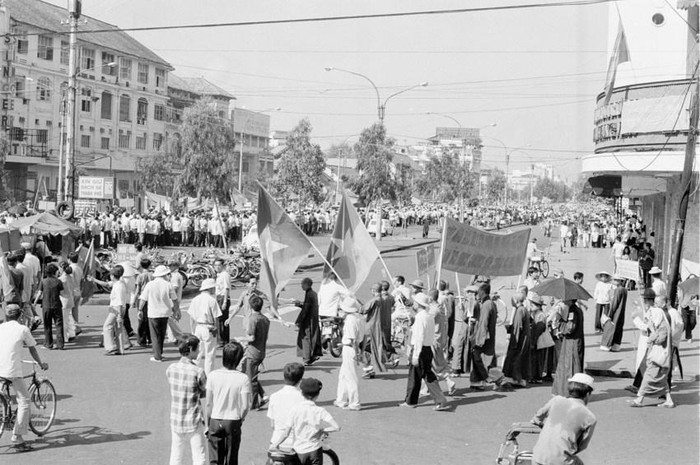 Ngày 23/4/1976, hàng vạn nhân dân Thành phố Hồ Chí Minh míttinh diễu hành chào mừng ngày bầu cử Quốc hội thống nhất đất nước. (Ảnh: Huy Hoàng/TTXVN)