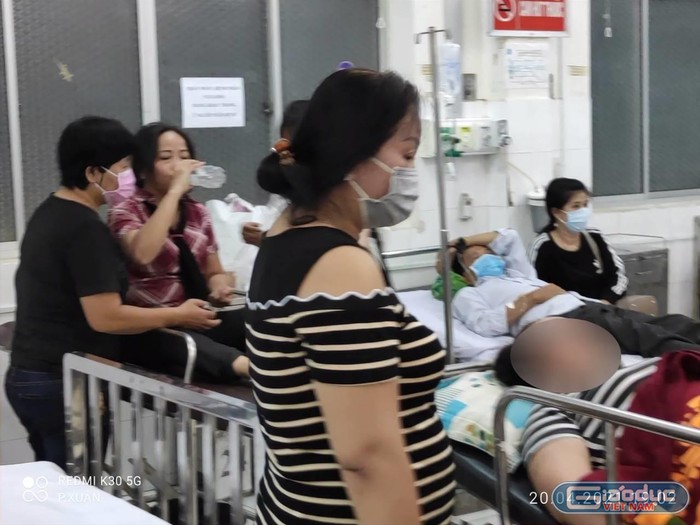 Bà Đỗ Thị Phong Lan - Khối trưởng khối 1,Trường tiểu học Kim Đồng (mặc áo thun sọc đen trắng) nằm viện tại Bệnh viện Đa Khoa Sa Đéc.
