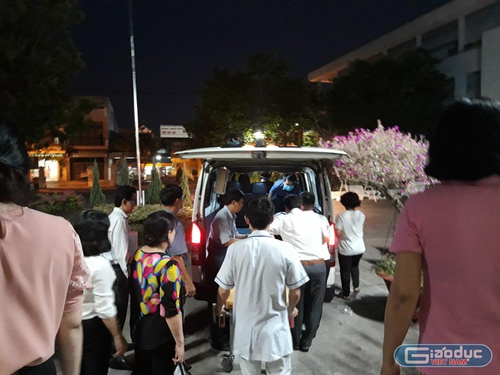 Nhân viên y tế đang đưa bà Đỗ Thị Phong Lan và bà Phan Thị Huệ lên xe cấp cứu.