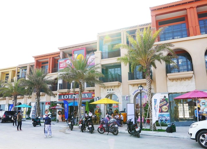 Nhiều khách hàng tham quan, mua sắm ở tuyến phố thương mại vừa ra mắt tại NovaWorld Phan Thiet. Ảnh thực tế dự án tháng 4/2021.