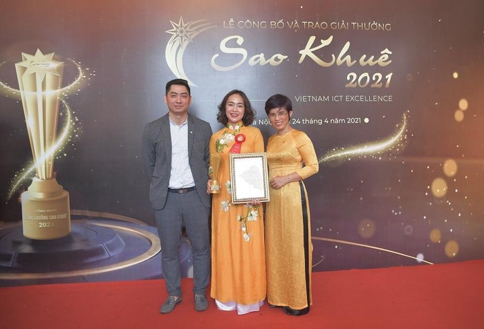 Bà Nguyễn Thị Kim Oanh – Phó Tổng giám đốc (đứng giữa) và đại diện các phòng của Vietcombank chụp hình lưu niệm tại sự kiện.
