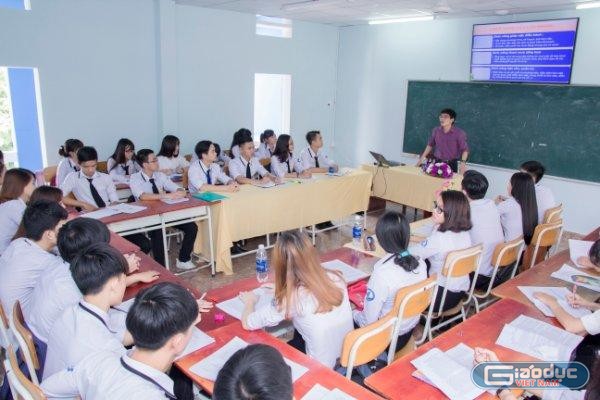 Sinh viên Khoa Quản lý nhà nước đang chăm chú nghe giảng tại trường Đại học Thủ Dầu Một. (Ảnh: Nhà trường cung cấp)