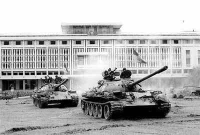 Đoàn xe tăng lao qua cổng chính, tiến vào sân Dinh Độc Lập sáng 30/4/1975. (Ảnh tư liệu)