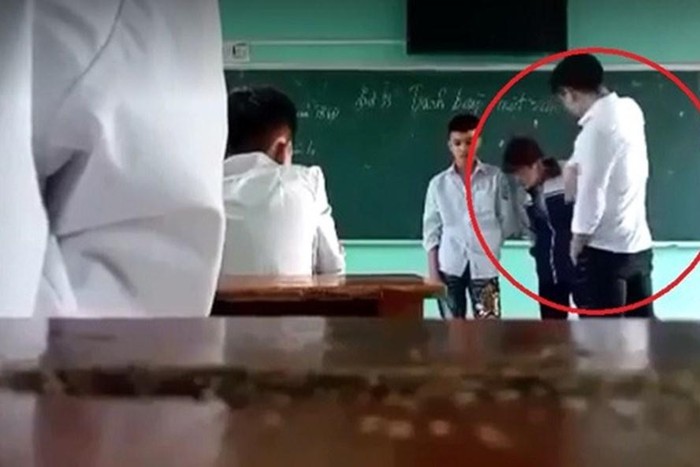Hình ảnh thầy H. tát học sinh được ghi lại trong clip. (Ảnh cắt từ clip, nguồn: Laodong.vn)