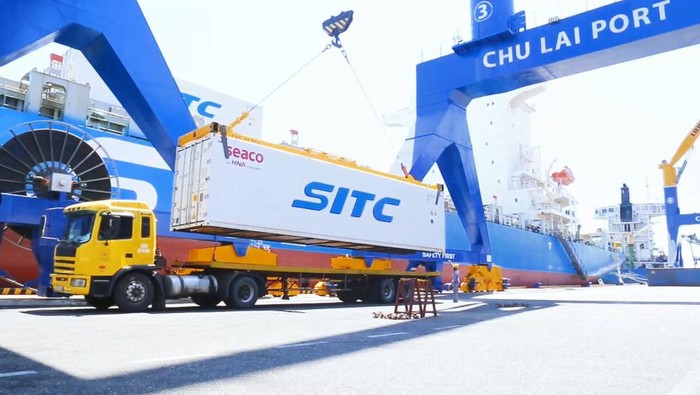 Chuối được vận chuyển từ Lào về Cảng Chu Lai để xuất khẩu sang Trung Quốc. Ảnh: Trường Hải.