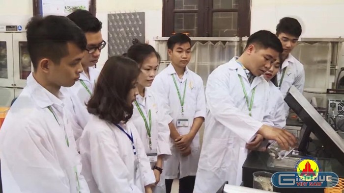 Sinh viên ngành Nông nghiệp, Học viện Nông nghiệp Việt Nam thực hành thí nghiệm. (Ảnh: Nhà trường cung cấp)