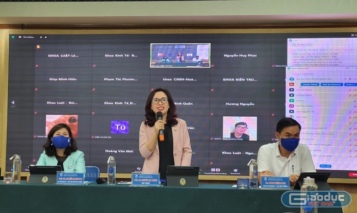 Phó Giáo sư, Tiến sĩ Nguyễn Thị Nhung - Hiệu trưởng Trường Đại học Mở Hà Nội đối thoại trực tuyến với học viên, sinh viên.