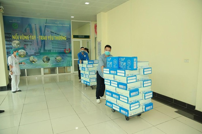 Năm 2020, đồng hành chống dịch cùng lực lượng tuyến đầu, Tập đoàn TH đã tặng sữa đến đội ngũ y bác sỹ ở Bệnh viện Bạch Mai (Hà Nội).
