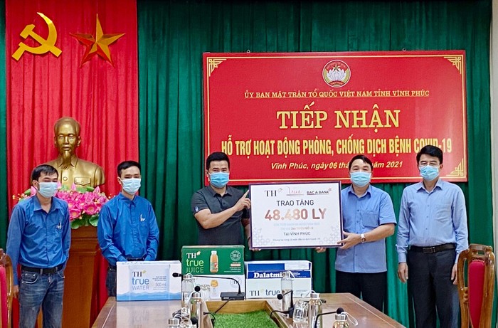 Chiều cùng ngày 6/5, TH thực hiện trao tặng sản phẩm đồ uống lành mạnh đến Ủy ban mặt trận Tổ quốc Việt Nam tỉnh Vĩnh Phúc.
