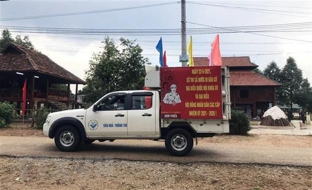 Xe lưu động thông tin về ngày bầu cử cho người dân tại huyện Ngọc Hồi, tỉnh Kon Tum. (Ảnh: Khoa Chương/TTXVN)