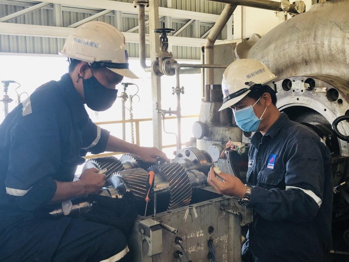 Cán bộ công nhân viên Nhà máy Đạm Phú Mỹ đeo khẩu trang trong suốt quá trình tiến hành bảo dưỡng tổng thể.