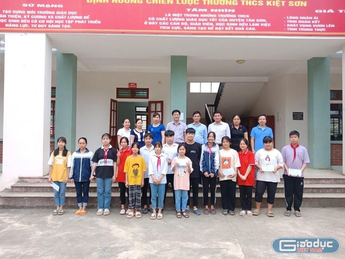 Cô Trương Thị Kim Huệ (áo xanh), bên cạnh đồng nghiệp cùng các em học sinh Trường Trung học Cơ sở Kiệt Sơn, huyện Tân Sơn, tỉnh Phú Thọ. (Ảnh: Nhân vật cung cấp)