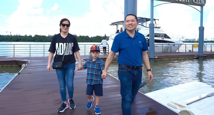 Bác sĩ Đức cùng gia đình trong chuyến tham quan trải nghiệm Aqua City bằng du thuyền