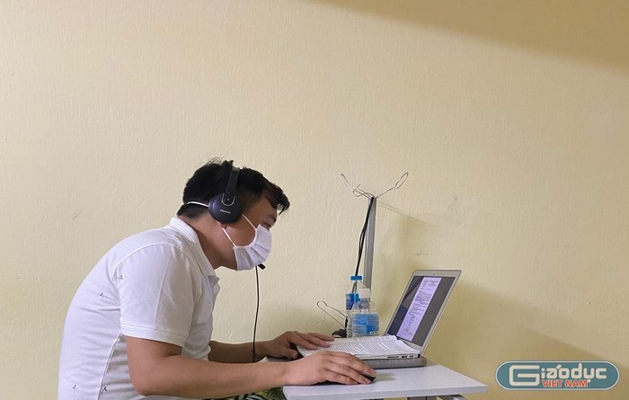 Thầy giáo Nguyễn Văn Bắc dạy trực tuyến trong khu cách ly tập trung. Ảnh: Mai An.