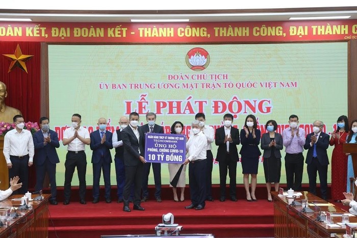 Techcombank trao 10 tỉ VNĐ ủng hộ phòng, chống dịch Covid-19 đến Trung ương Mặt trận Tổ quốc Việt Nam