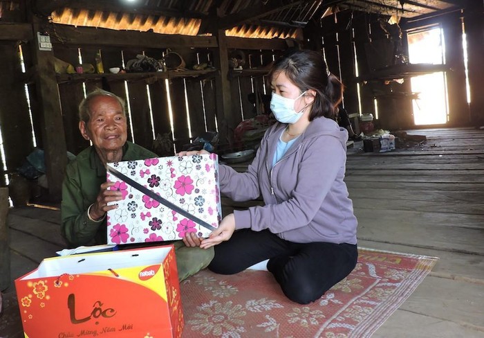 Cán bộ Bảo hiểm xã hội huyện Kon Plông đến thăm và tặng quà ông A Thiêng.