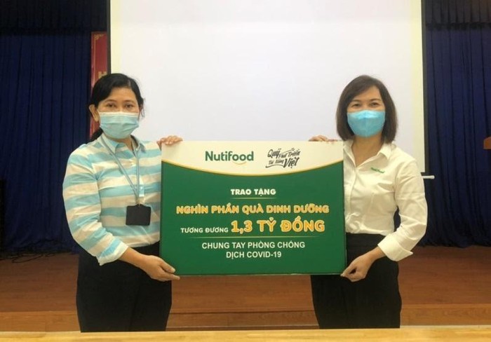 Đại diện lãnh đạo Sở Y tế Thành phố Hồ Chí Minh tiếp nhận các sản phẩm dinh dưỡng được Nutifood trao tặng