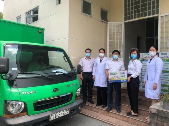 Bác sĩ Trần Thị Minh Nguyệt trao tặng sữa cho các y bác sỹ đang thực hiện nhiệm vụ tại quận 12