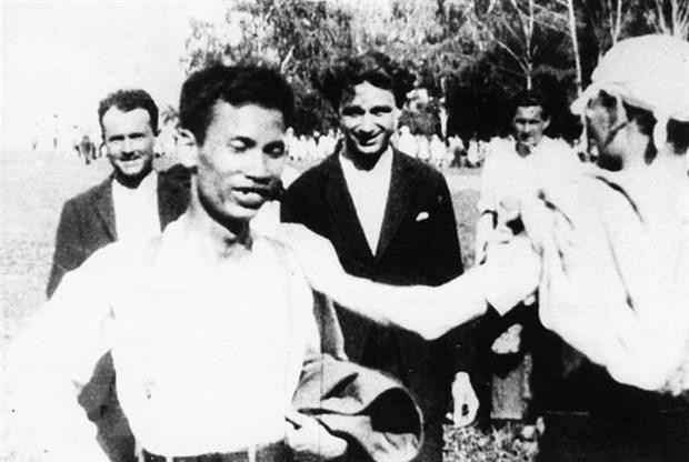 Nguyễn Ái Quốc với người dân Moskva (Liên Xô) trong thời gian tham dự Đại hội lần thứ năm Quốc tế cộng sản (17/6-8/7/1924). (Ảnh: Tư liệu/TTXVN phát)