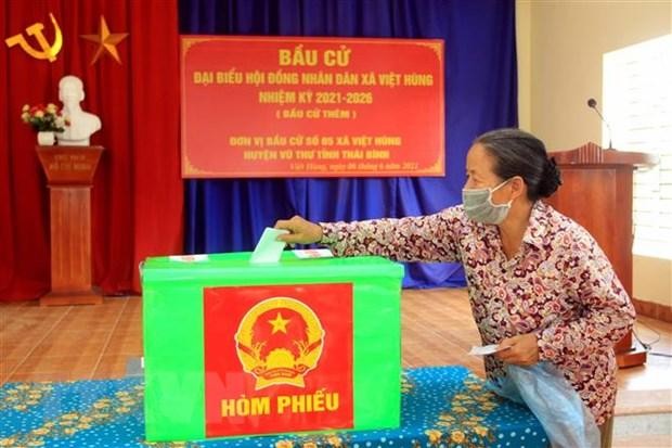 Cử tri bỏ phiếu bầu tại đơn vị bầu cử số 5 xã Việt Hùng, huyện Vũ Thư để bầu 2 đại biểu Hội đồng nhân dân xã Việt Hùng nhiệm kỳ 2021-2026. (Ảnh: Thế Duyệt/TTXVN)