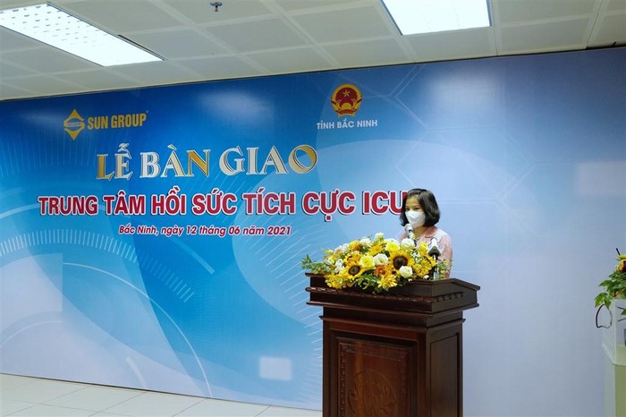 Bà Nguyễn Hương Giang, Phó Bí thư Tỉnh ủy, Chủ tịch Ủy ban nhân dân Tỉnh Bắc Ninh phát biểu tại sự kiện Sun Group bàn giao Trung tâm ICU cho Bắc Ninh