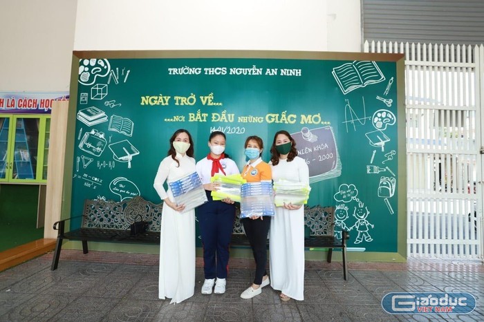 Giáo viên và học sinh trường Nguyễn An Ninh làm kính chắn giọt bắn tặng chiến dịch chống Covid-19. (Ảnh: Nhà trường cung cấp)