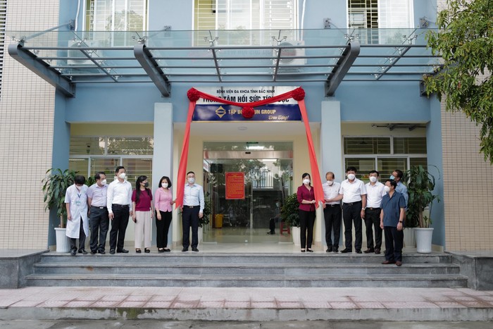 Chiều 12/6, Sun Group đã chính thức bàn giao Trung tâm Hồi sức tích cực (ICU) điều trị bệnh nhân Covid-19 nặng trị giá 50 tỷ đồng cho tỉnh Bắc Ninh.