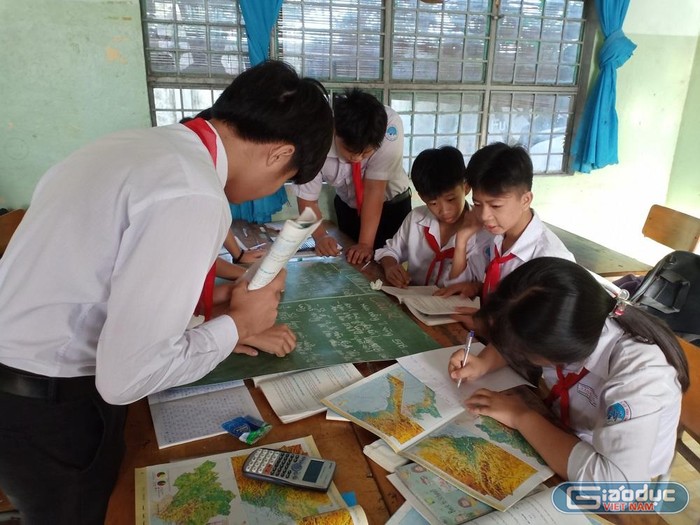 Học sinh Trường Trung học cơ sở Vĩnh Tân say sưa làm sản phẩm học tập trong giờ học Địa lý. Ảnh: Hữu Đức