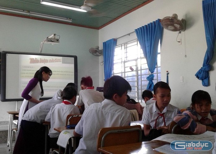 Cô Trần Thị Nguyệt Nga đang hướng dẫn học sinh thảo luận nhóm trong giờ học môn Địa lý. Ảnh: Hữu Đức
